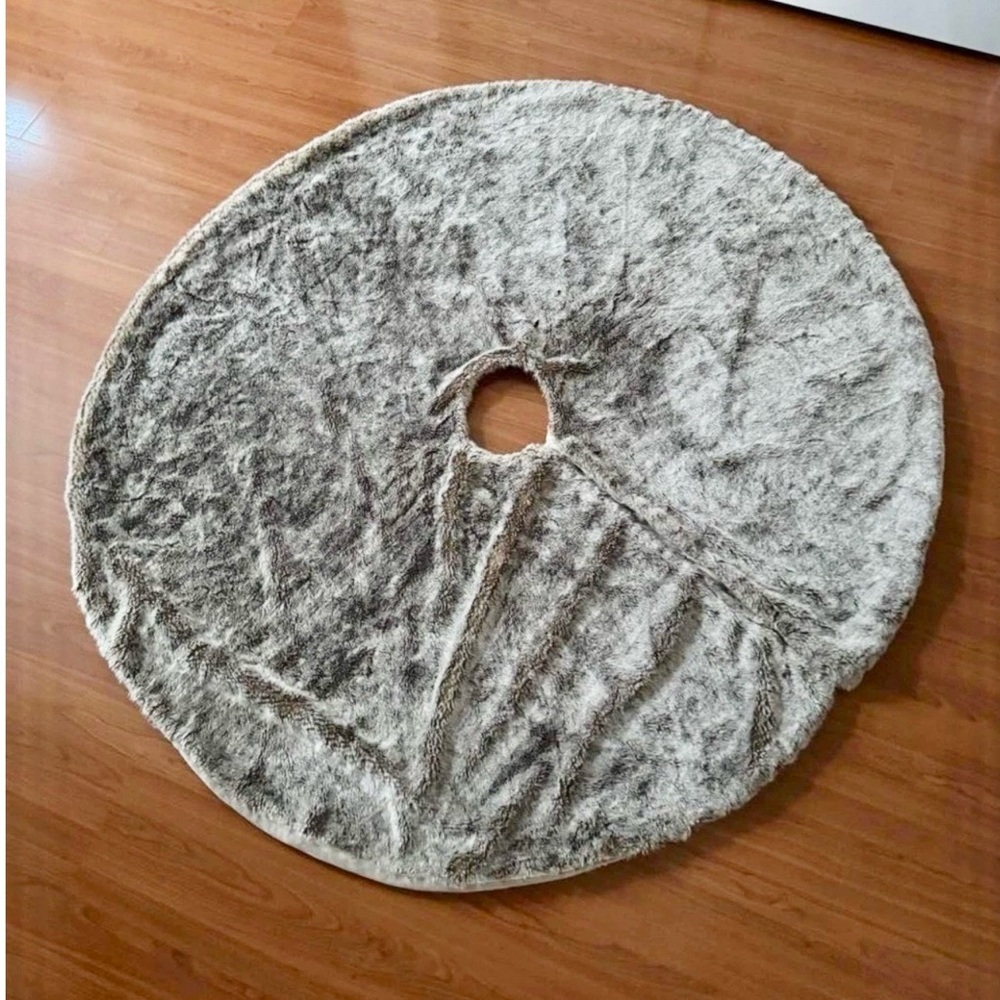 Restoration‎ Hardware Faux Fur Rug / Christmas Tree Skirt Brown